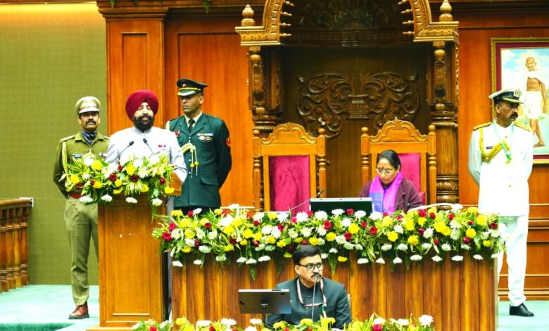 विपक्ष के हंगामे बहिर्गमन के बीच राज्यपाल का हुआ अभिभाषण
