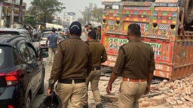 मार्बल्स से भरा ट्रक मोहब्बेवाला के पास मुख्य हाईवे पर अनियत्रित होकर पलटा