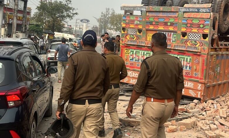 मार्बल्स से भरा ट्रक मोहब्बेवाला के पास मुख्य हाईवे पर अनियत्रित होकर पलटा