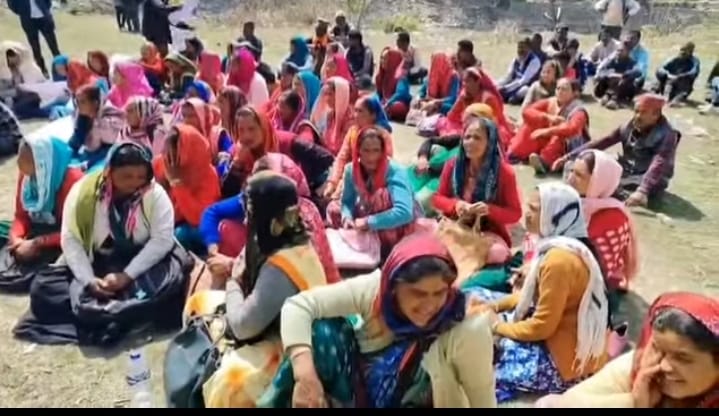 सीपीआईएम ने थराली में रैली निकालकर केंद्र और राज्य सरकार की नीतियों के खिलाफ की नारेबाजी