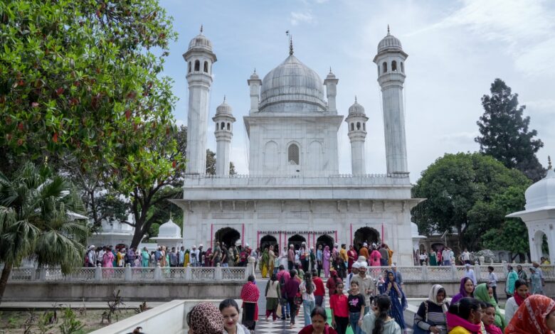 श्री झण्डे जी पर दर्शन मनौतियों के लिए अब लगा दूनवासियों का तांता श्री झण्डे जी पर दर्शन मनौतियों के लिए अब लगा दूनवासियों का तांता