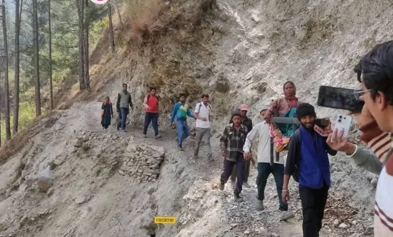 देवाल के ऐरठा गांव में आजादी के 78 वर्ष बाद भी नहीं पहुंची सड़क, ग्रामीणों ने आंदोलन की दी चेतावनी देवाल के ऐरठा गांव में आजादी के 78 वर्ष बाद भी नहीं पहुंची सड़क, ग्रामीणों ने आंदोलन की दी चेतावनी