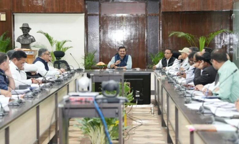 मुख्यमंत्री घोषणाओं के कार्यों को शीघ्र पूर्ण करें, लंबित परियोजनाओं पर 15 दिन में निर्णय लें : मुख्य सचिव मुख्यमंत्री घोषणाओं के कार्यों को शीघ्र पूर्ण करें, लंबित परियोजनाओं पर 15 दिन में निर्णय लें : मुख्य सचिव