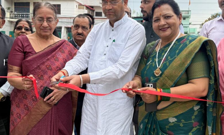 कैंट विधानसभा के इंद्रापुरम वार्ड में मेयर थपलियाल ने किया नई सड़कों का लोकार्पण, क्षेत्रवासियों ने जताया आभार