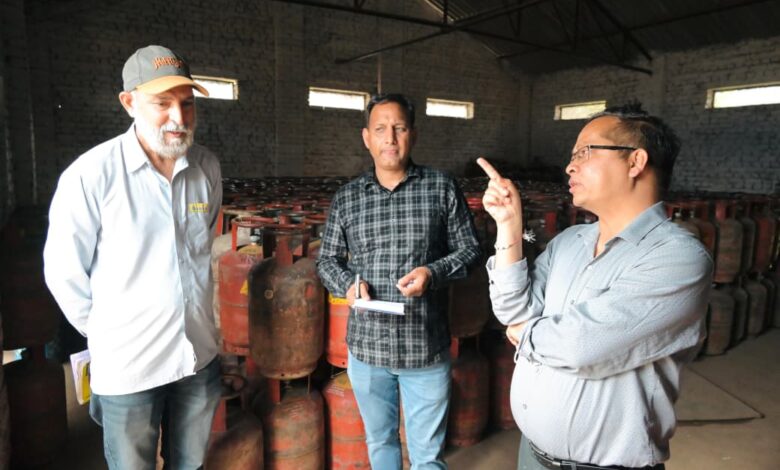 जिला प्रशासन की ओटीपी आधार पर होमडिलिविरी व्यवस्था से एजेंसियों से छंटी भीड़