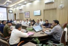 जिलाधिकारी सविन बंसल ने ऋषिपर्णा सभागार में अधिकारियों के साथ की बैठक