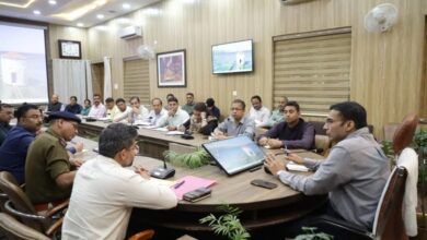 जिलाधिकारी सविन बंसल ने ऋषिपर्णा सभागार में अधिकारियों के साथ की बैठक