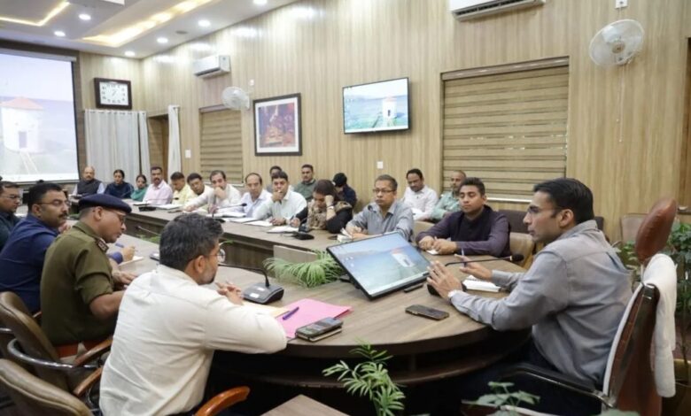 जिलाधिकारी सविन बंसल ने ऋषिपर्णा सभागार में अधिकारियों के साथ की बैठक