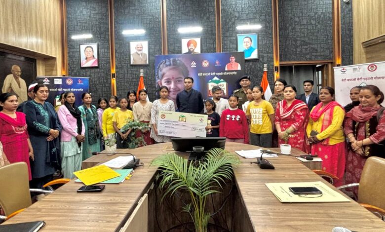 नवरात्र के पावन अवसर पर डीएम ने की देवियों की स्तुति; 10 बालिकाओं की शिक्षा पुनर्जीवित नवरात्र के पावन अवसर पर डीएम ने की देवियों की स्तुति; 10 बालिकाओं की शिक्षा पुनर्जीवित