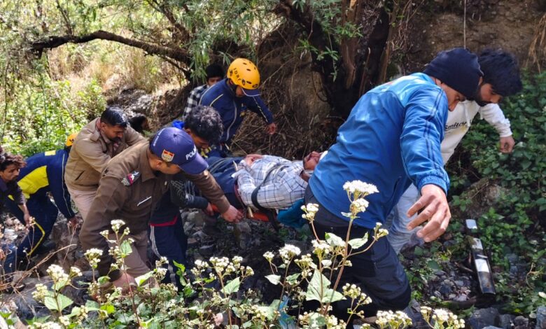 कार खाई में गिरी दो की मौत, दो गम्भीर घायल