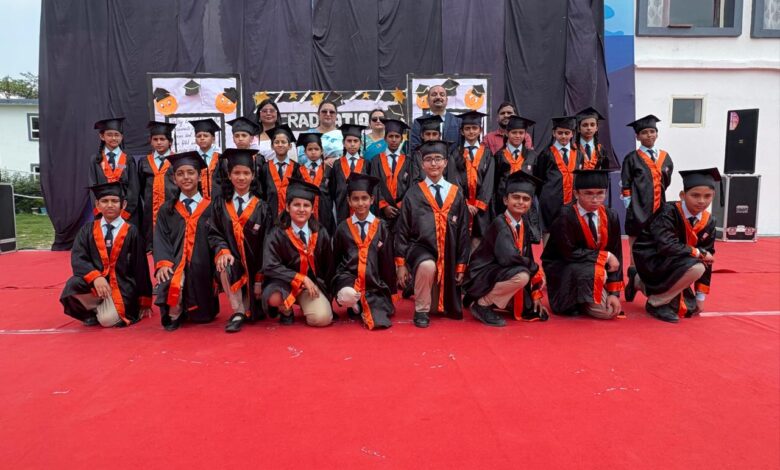 नन्हे मुन्ने बच्चों के डिग्री एवं प्रमाण-पत्र प्राप्त कर चेहरे खिले