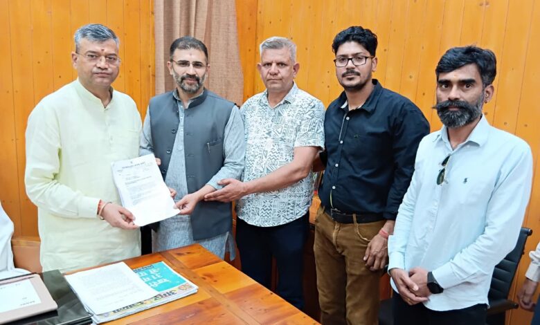 कैंट विधानसभा क्षेत्र की विभिन्न समस्याओं को लेकर कांग्रेस प्रतिनिधिमंडल ने मेयर सौरभ थपलियाल से की मुलाकात कैंट विधानसभा क्षेत्र की विभिन्न समस्याओं को लेकर कांग्रेस प्रतिनिधिमंडल ने मेयर सौरभ थपलियाल से की मुलाकात