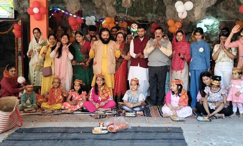 टपकेश्वर महादेव मंदिर में दिन भर आने वाली सैकड़ों कन्याओं का किया गया विशेष सम्मान टपकेश्वर महादेव मंदिर में दिन भर आने वाली सैकड़ों कन्याओं का किया गया विशेष सम्मान