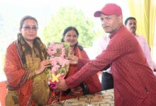 देवी भागवत कथा और सोमेश्वर में पूजन में शामिल हुईं रेखा आर्या