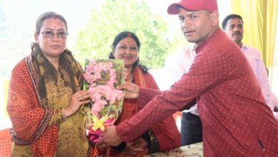 देवी भागवत कथा और सोमेश्वर में पूजन में शामिल हुईं रेखा आर्या