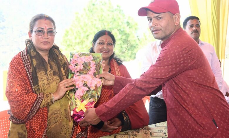 देवी भागवत कथा और सोमेश्वर में पूजन में शामिल हुईं रेखा आर्या देवी भागवत कथा और सोमेश्वर में पूजन में शामिल हुईं रेखा आर्या