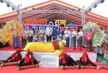 उत्तराखंड जनजातीय महोत्सव के दूसरे दिन लोक कलाकारों ने बिखेरा रंग उत्तराखंड जनजातीय महोत्सव के दूसरे दिन लोक कलाकारों ने बिखेरा रंग