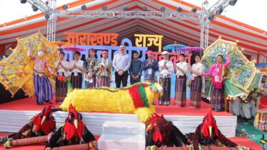 उत्तराखंड जनजातीय महोत्सव के दूसरे दिन लोक कलाकारों ने बिखेरा रंग उत्तराखंड जनजातीय महोत्सव के दूसरे दिन लोक कलाकारों ने बिखेरा रंग