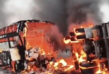 ट्रक और बस की टक्कर लगने से बस में लगी आग, 13 लोगों की मौत, 20 घायल ट्रक और बस की टक्कर लगने से बस में लगी आग, 13 लोगों की मौत, 20 घायल