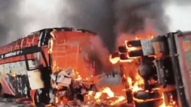 ट्रक और बस की टक्कर लगने से बस में लगी आग, 13 लोगों की मौत, 20 घायल ट्रक और बस की टक्कर लगने से बस में लगी आग, 13 लोगों की मौत, 20 घायल