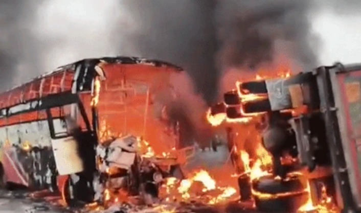 ट्रक और बस की टक्कर लगने से बस में लगी आग, 13 लोगों की मौत, 20 घायल ट्रक और बस की टक्कर लगने से बस में लगी आग, 13 लोगों की मौत, 20 घायल