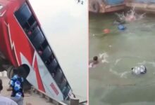 पद्मा नदी में गिरी बस, 24 यात्रियों की मौत, कई लापता पद्मा नदी में गिरी बस, 24 यात्रियों की मौत, कई लापता