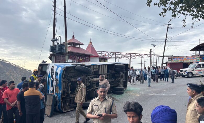 भवाली रोड स्थित खुपी क्षेत्र में बस दुर्घटनाग्रस्त, 07 का रेस्क्यू, 01 सवार की हुई मृत्यु