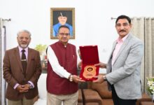 सैनिक कल्याण मंत्री गणेश जोशी से मिले गढ़वाल राइफल्स के कर्नल ऑफ द् रेजिमेंट लेफ्टिनेंट जनरल दिनेश सिंह राणा सैनिक कल्याण मंत्री गणेश जोशी से मिले गढ़वाल राइफल्स के कर्नल ऑफ द् रेजिमेंट लेफ्टिनेंट जनरल दिनेश सिंह राणा