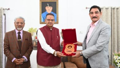 सैनिक कल्याण मंत्री गणेश जोशी से मिले गढ़वाल राइफल्स के कर्नल ऑफ द् रेजिमेंट लेफ्टिनेंट जनरल दिनेश सिंह राणा सैनिक कल्याण मंत्री गणेश जोशी से मिले गढ़वाल राइफल्स के कर्नल ऑफ द् रेजिमेंट लेफ्टिनेंट जनरल दिनेश सिंह राणा