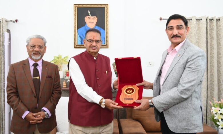 सैनिक कल्याण मंत्री गणेश जोशी से मिले गढ़वाल राइफल्स के कर्नल ऑफ द् रेजिमेंट लेफ्टिनेंट जनरल दिनेश सिंह राणा