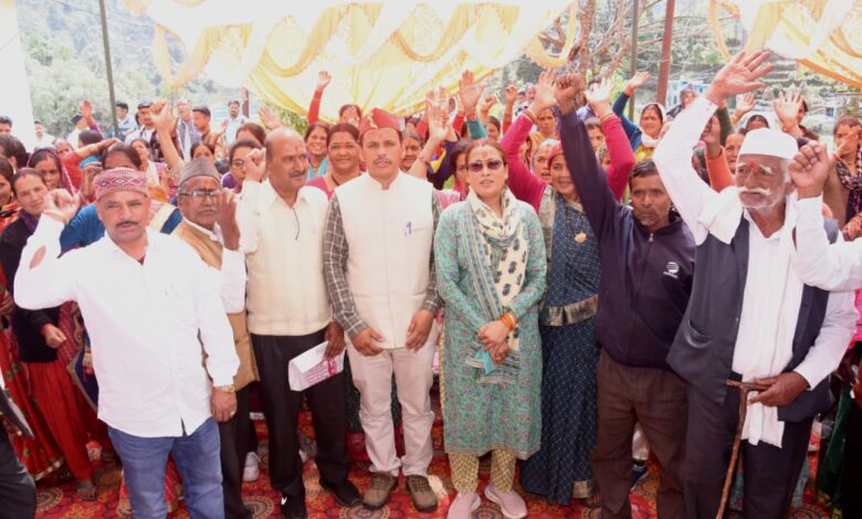 रेखा आर्य ने की 22 लाख रुपये की घोषणाएं