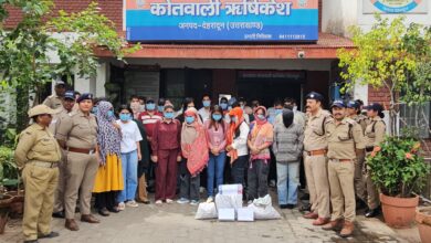 गेबलिंग गिरोह पर एसएसपी दून की सर्जिकल स्ट्राइक, अवैध जुआ पार्टी से 40 अभियुक्तों को किया गिरफ्तार