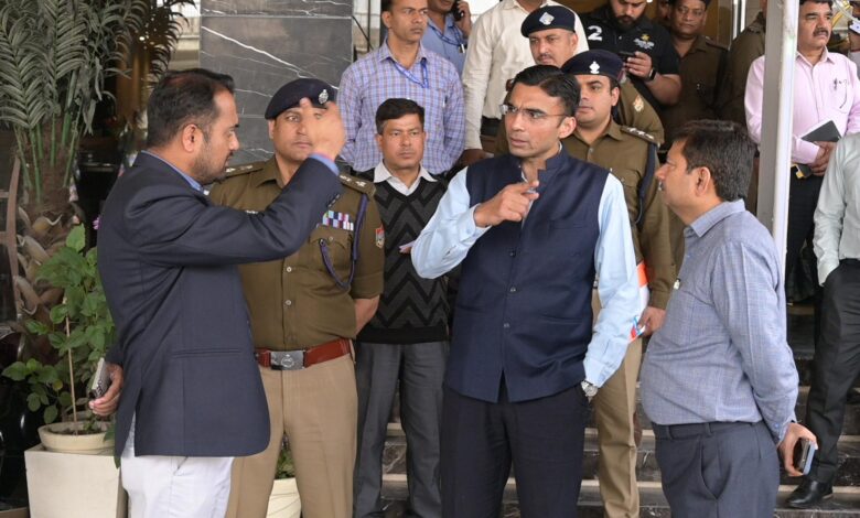 गृहमंत्री के दौरे से पहले देहरादून प्रशासन अलर्ट, डीएम सविन बंसल ने एसएसपी संग व्यवस्थाओं का किया स्थलीय निरीक्षण