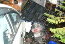 कई वाहनों को रौंदते हुए घर में घुसी कार, एक की मौत, दो घायल कई वाहनों को रौंदते हुए घर में घुसी कार, एक की मौत, दो घायल