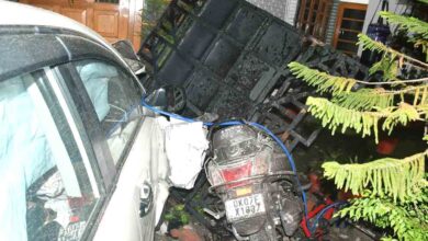 कई वाहनों को रौंदते हुए घर में घुसी कार, एक की मौत, दो घायल कई वाहनों को रौंदते हुए घर में घुसी कार, एक की मौत, दो घायल