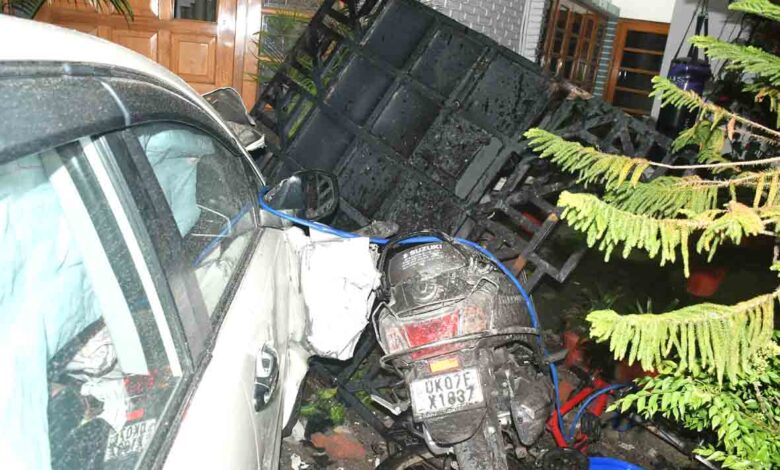 कई वाहनों को रौंदते हुए घर में घुसी कार, एक की मौत, दो घायल कई वाहनों को रौंदते हुए घर में घुसी कार, एक की मौत, दो घायल