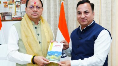 संयुक्त निदेशक के एस चौहान ने मुख्यमंत्री को भेंट की अपनी पुस्तक