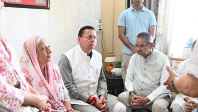 मुख्यमंत्री धामी ने सेवानिवृत्त ब्रिगेडियर मुकेश जोशी के निधन पर उनके जोहड़ी, देहरादून स्थित आवास पहुंचकर उन्हें श्रद्धांजलि दी