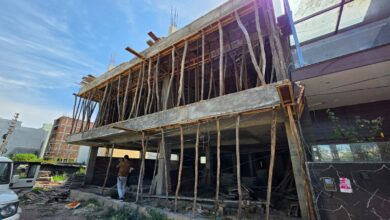 देहराखास में अवैध निर्माण पर एमडीडीए का शिकंजा, बिना मानचित्र बने भवन पर सीलिंग कार्रवाई