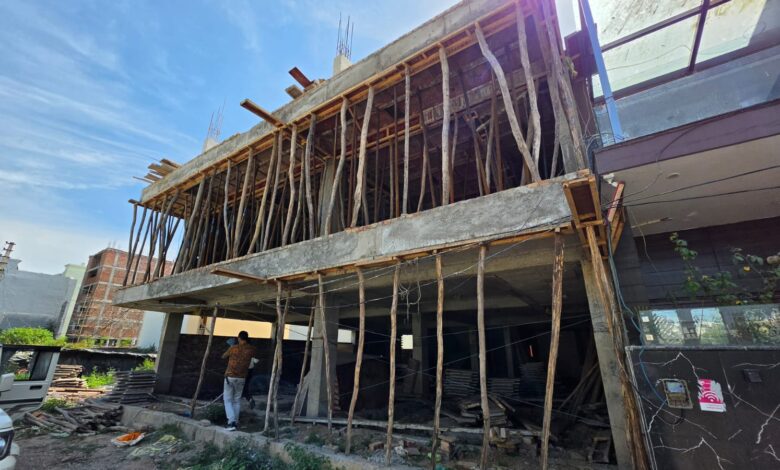 देहराखास में अवैध निर्माण पर एमडीडीए का शिकंजा, बिना मानचित्र बने भवन पर सीलिंग कार्रवाई देहराखास में अवैध निर्माण पर एमडीडीए का शिकंजा, बिना मानचित्र बने भवन पर सीलिंग कार्रवाई