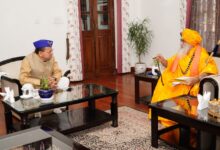 सीएम ने केदारनाथ धाम के रावल से भेंट कर लिया आशिर्वाद सीएम ने केदारनाथ धाम के रावल से भेंट कर लिया आशिर्वाद