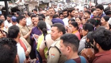 गैस सिलेंडर की किल्लत को लेकर ग्रामीणों ने की सड़क जाम