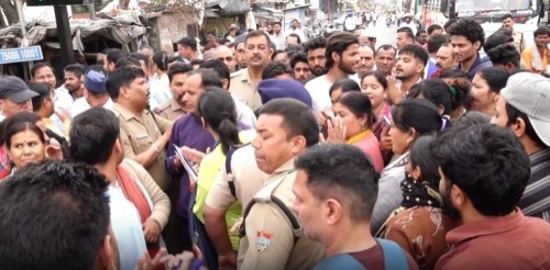 गैस सिलेंडर की किल्लत को लेकर ग्रामीणों ने की सड़क जाम