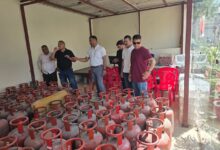 घर पर बने अवैध सिलेंडर के गोदाम का एसटीएफ ने भंडाफोड़ घर पर बने अवैध सिलेंडर के गोदाम का एसटीएफ ने भंडाफोड़