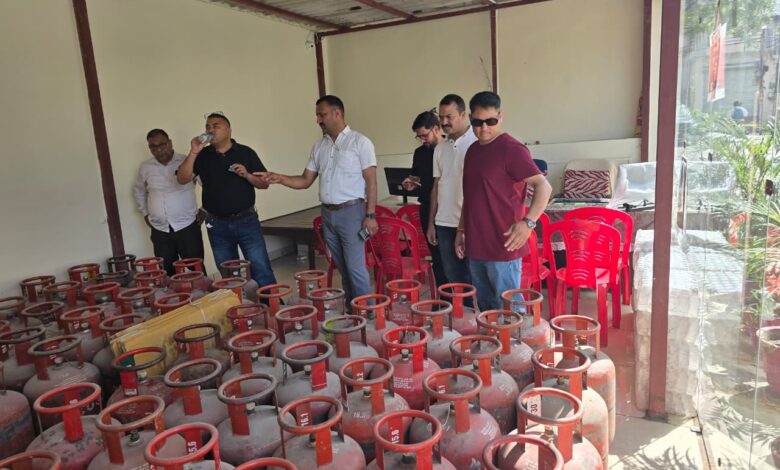 घर पर बने अवैध सिलेंडर के गोदाम का एसटीएफ ने भंडाफोड़ घर पर बने अवैध सिलेंडर के गोदाम का एसटीएफ ने भंडाफोड़