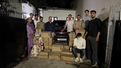 45 पेटी अवैध अंग्रेजी शराब के साथ युवती समेत दो गिरफ्तार 45 पेटी अवैध अंग्रेजी शराब के साथ युवती समेत दो गिरफ्तार