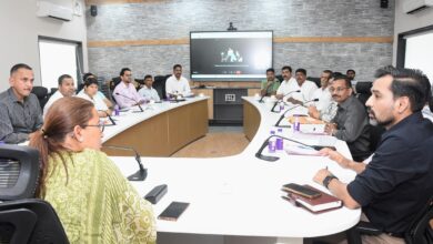 मंत्री से वार्ता के बाद धरना खत्म करने पर राजी हुए पीआरडी स्वयं सेवक