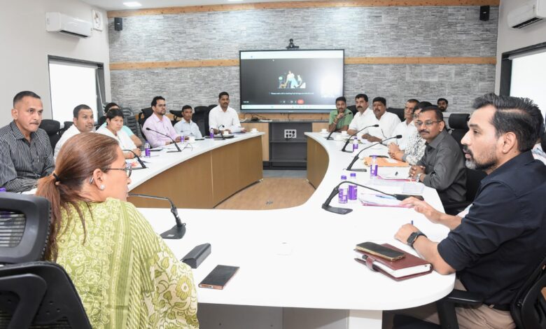 मंत्री से वार्ता के बाद धरना खत्म करने पर राजी हुए पीआरडी स्वयं सेवक मंत्री से वार्ता के बाद धरना खत्म करने पर राजी हुए पीआरडी स्वयं सेवक