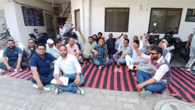 ठेकेदारों ने जल जीवन मिशन कार्यालय में किया धरना प्रदर्शन 