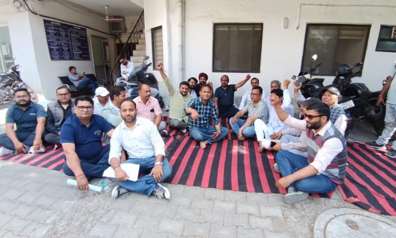 ठेकेदारों ने जल जीवन मिशन कार्यालय में किया धरना प्रदर्शन 